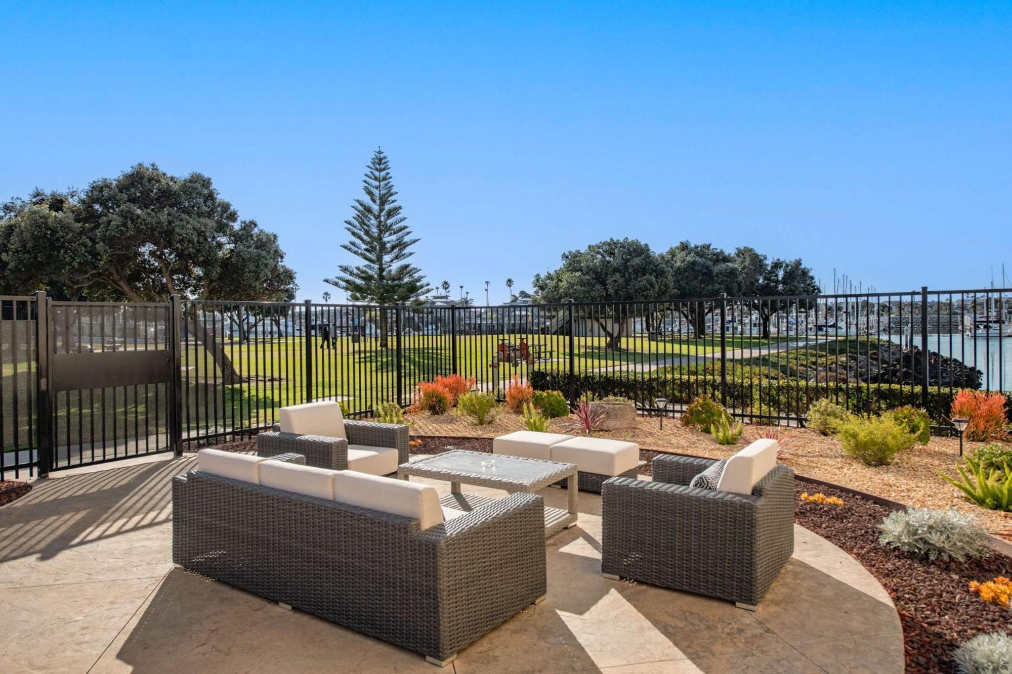 Hampton Inn Channel Islands Harbor Окснард Екстериор снимка